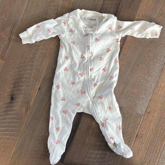 GAP Disney baby - lot of 2 footie pajamas - one Disney print Minnie, one floral - Picture 3 of 4
